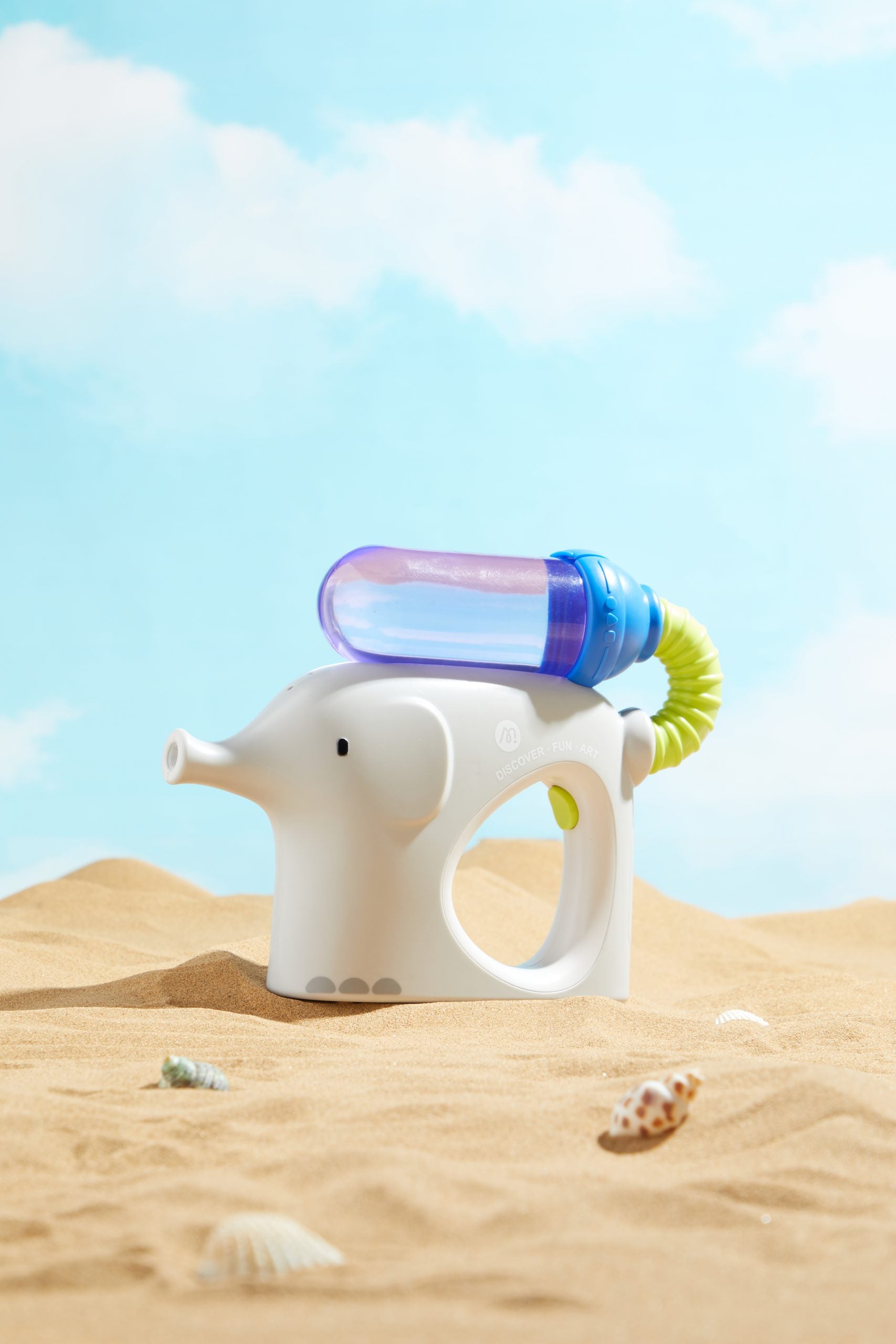Pistolet na wodę dla dzieci mideer w kształcie słonia na plaży z jasnym niebem w tle