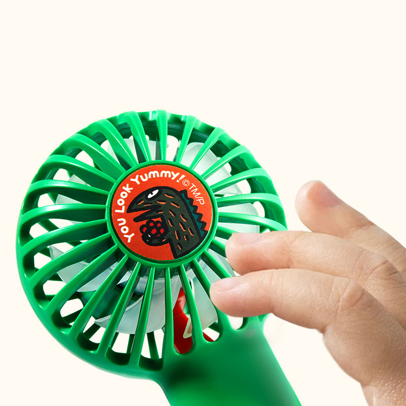 Zielony cichy wentylator przenośny marki Yamann trzymany w dłoni z czerwonym logo