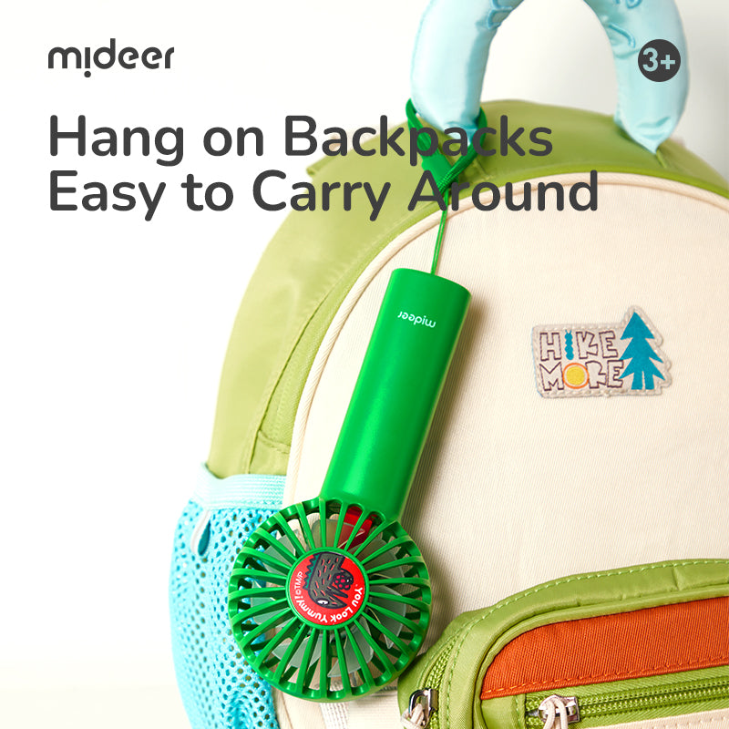 Zielony cichy wentylator przenośny zawieszony na jasnym plecaku dziecięcym
