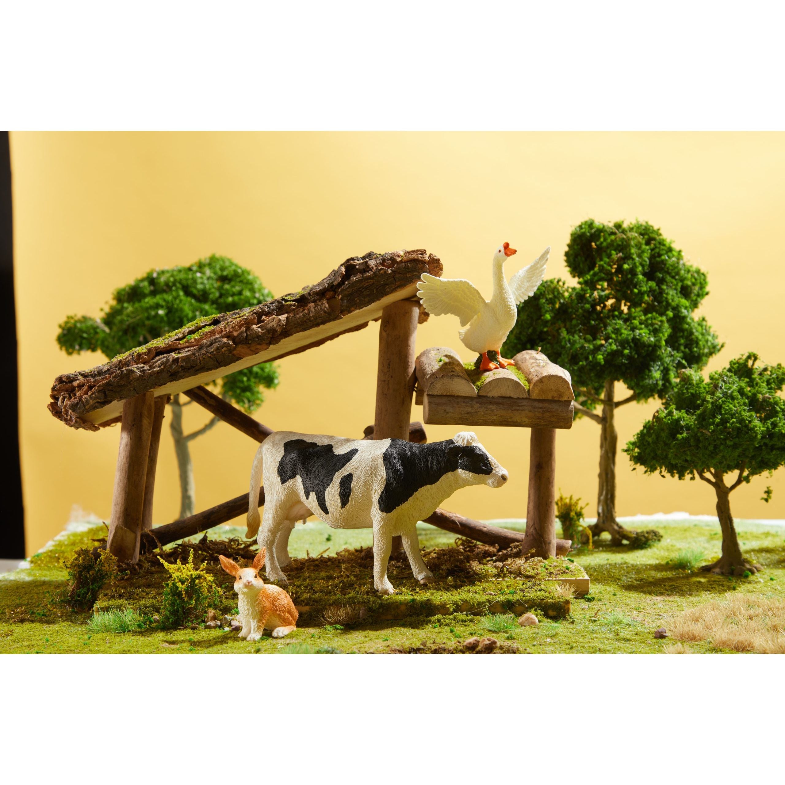 Zestaw figurek zwierząt na farmie Yamann z krową, gęsią, królikiem i drewnianą zagrodą
