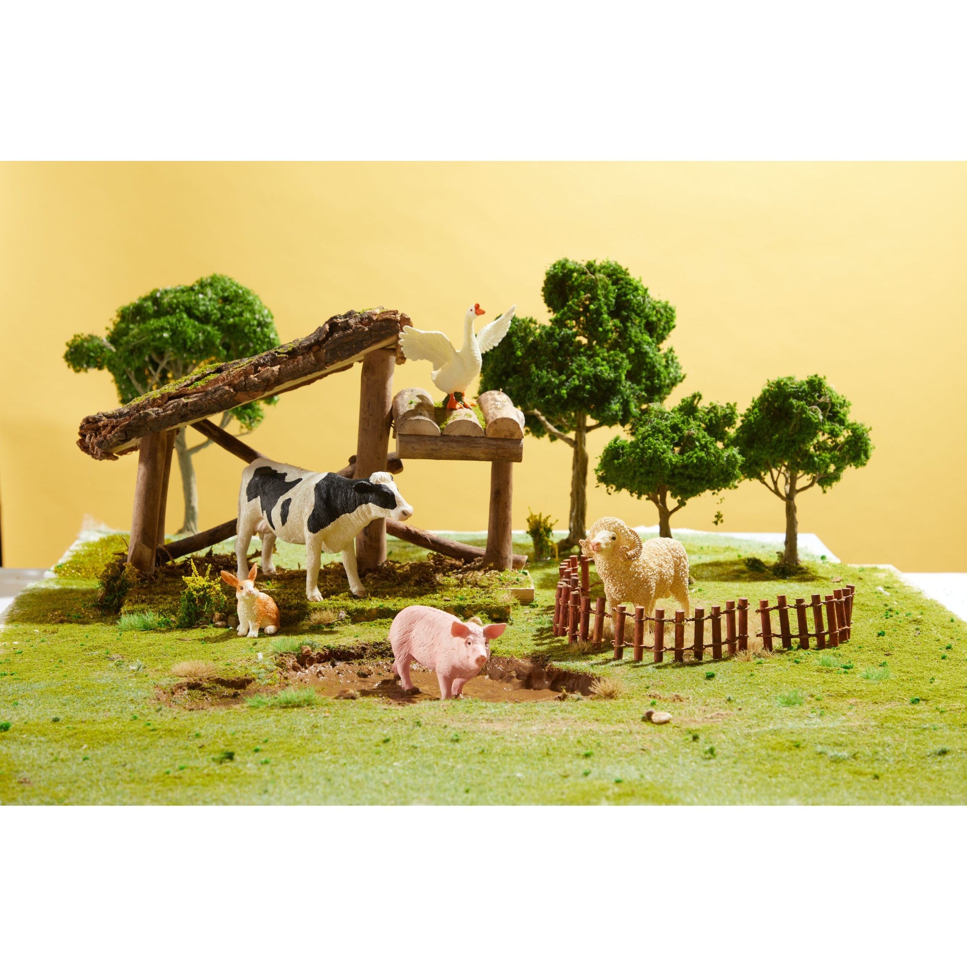 Yamann zestaw figurek zwierząt na farmie z krową, świnią, owcą i kurą na zielonej łące