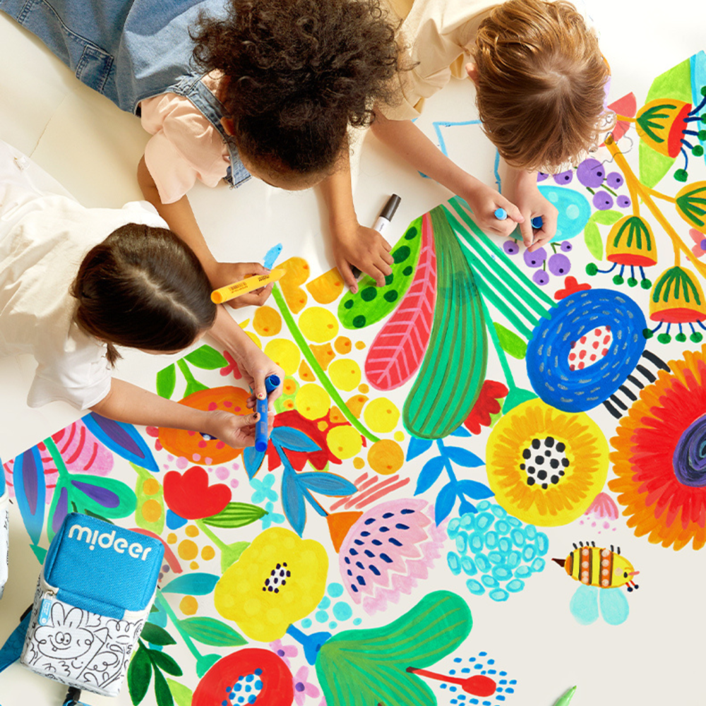 Trzy dzieci malujące kolorowy obraz markerami akrylowymi mideer 6 kolorów na dużym papierze