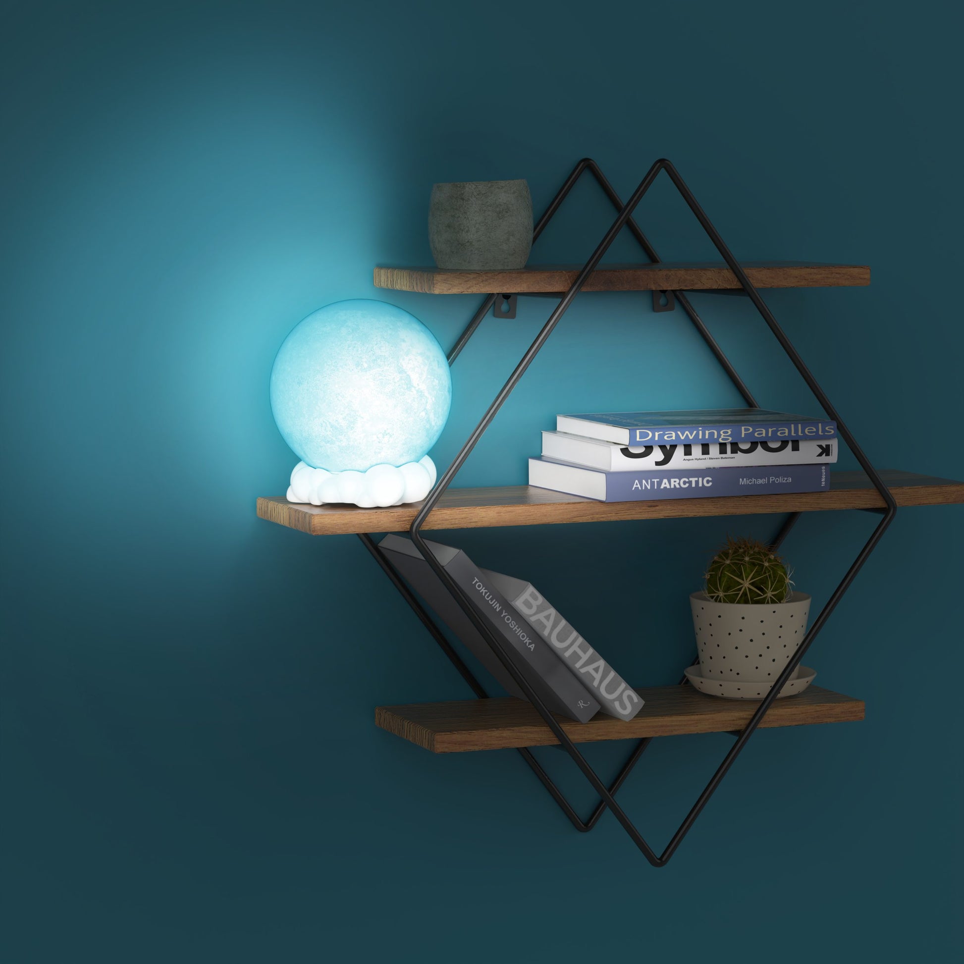 Yamann lampka nocna z głośnikiem w kształcie księżyca na drewnianej półce na ścianie