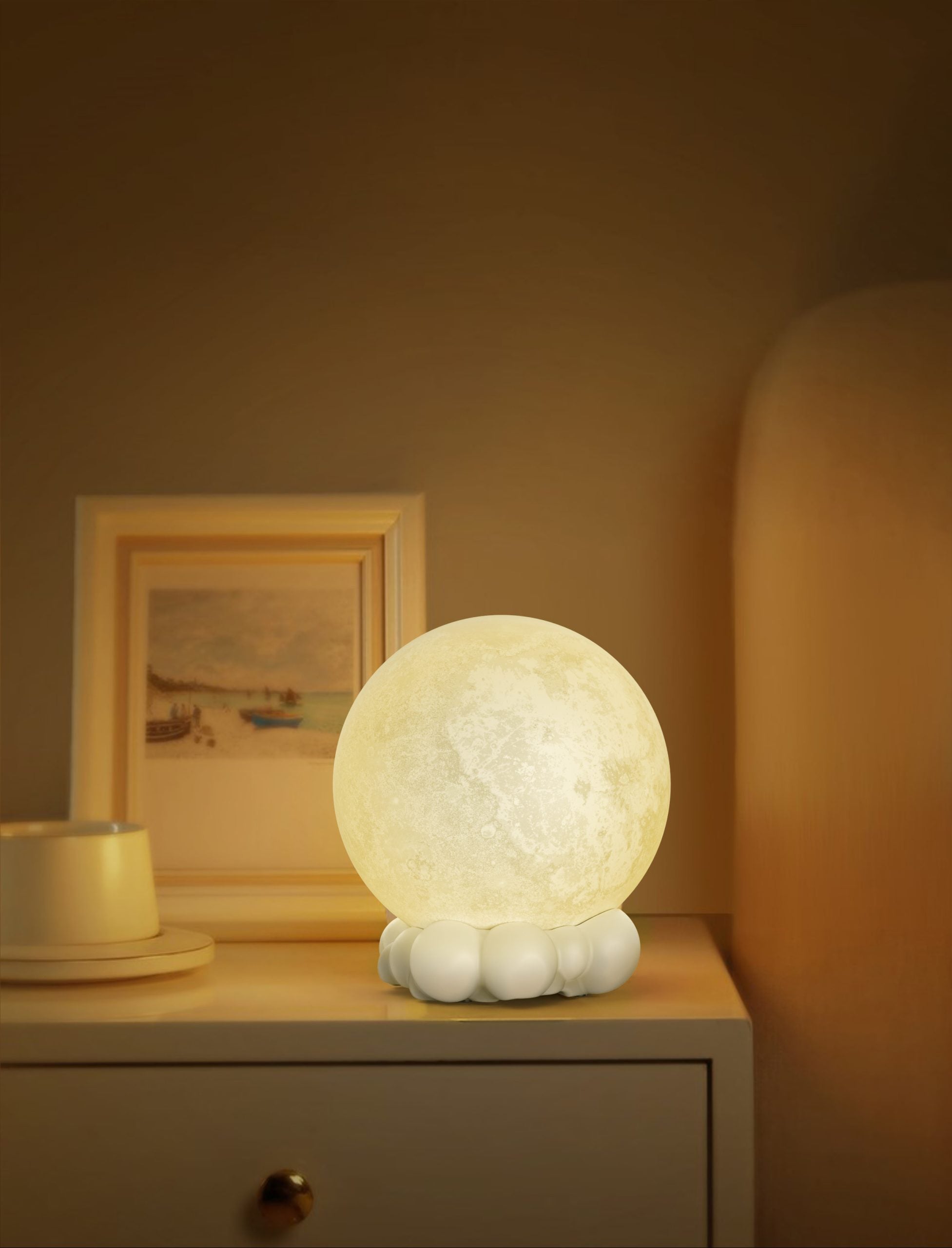 Lampka nocna z głośnikiem Yamann w kształcie księżyca na stoliku nocnym w ciepłym oświetleniu