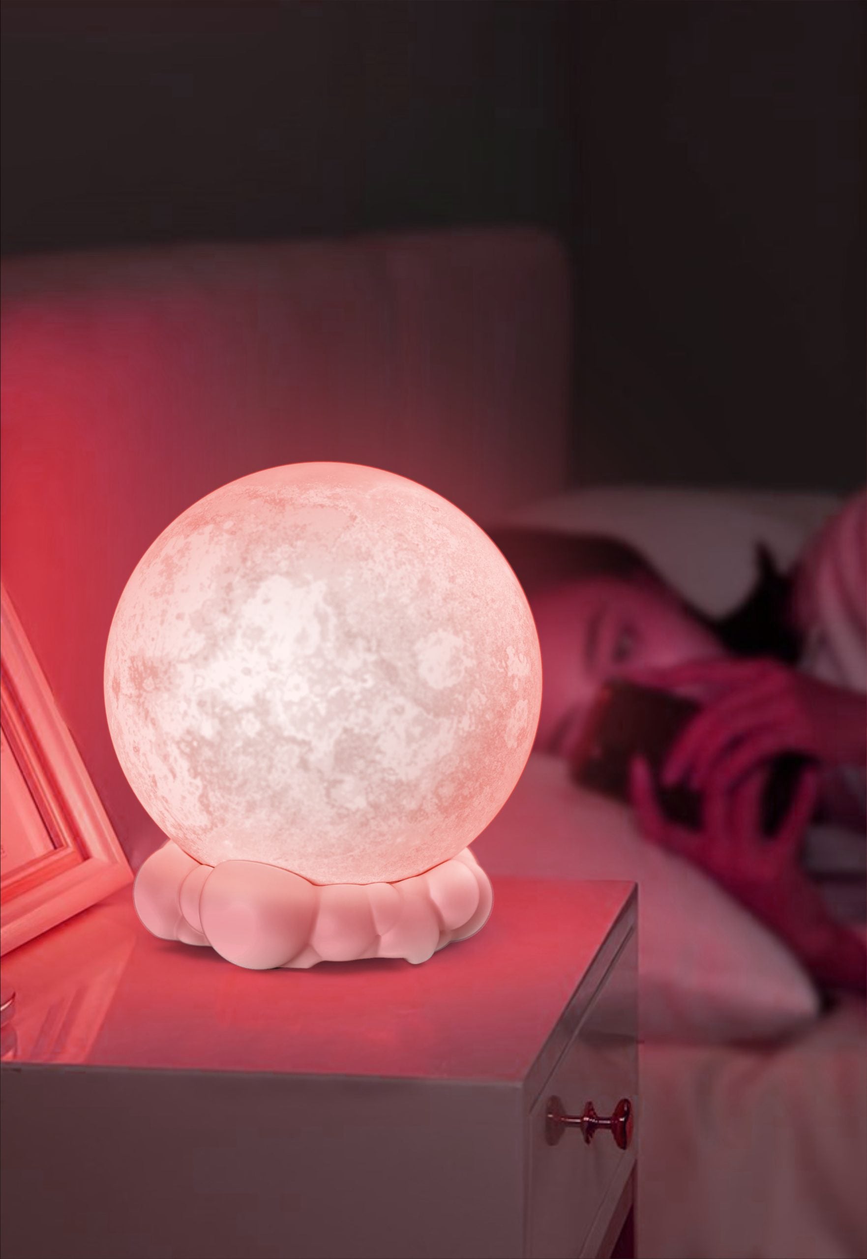 Lampka nocna z głośnikiem Yamann w kształcie księżyca emitująca ciepłe światło na stoliku nocnym