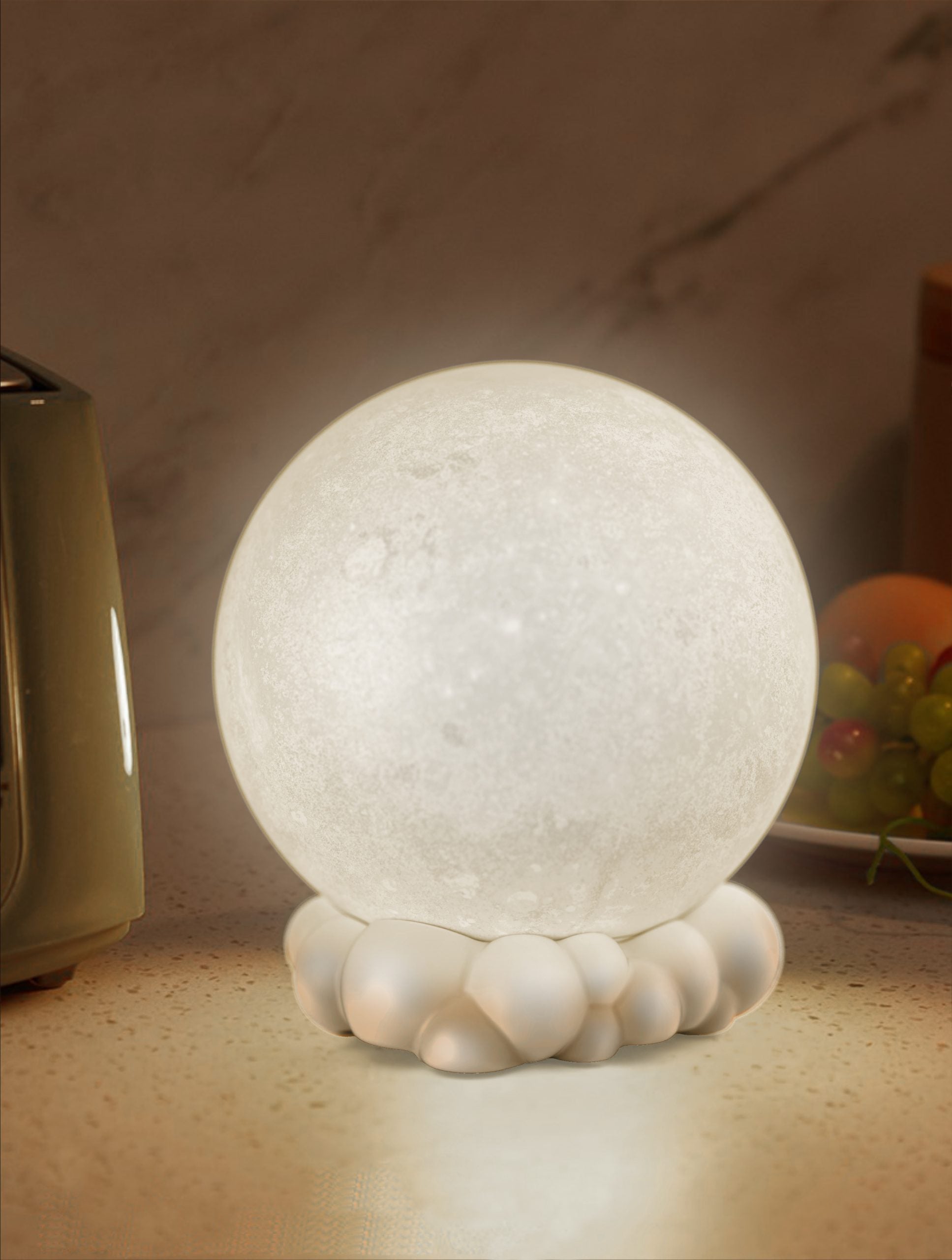 Lampka nocna z głośnikiem Yamann w kształcie księżyca na dekoracyjnej podstawie