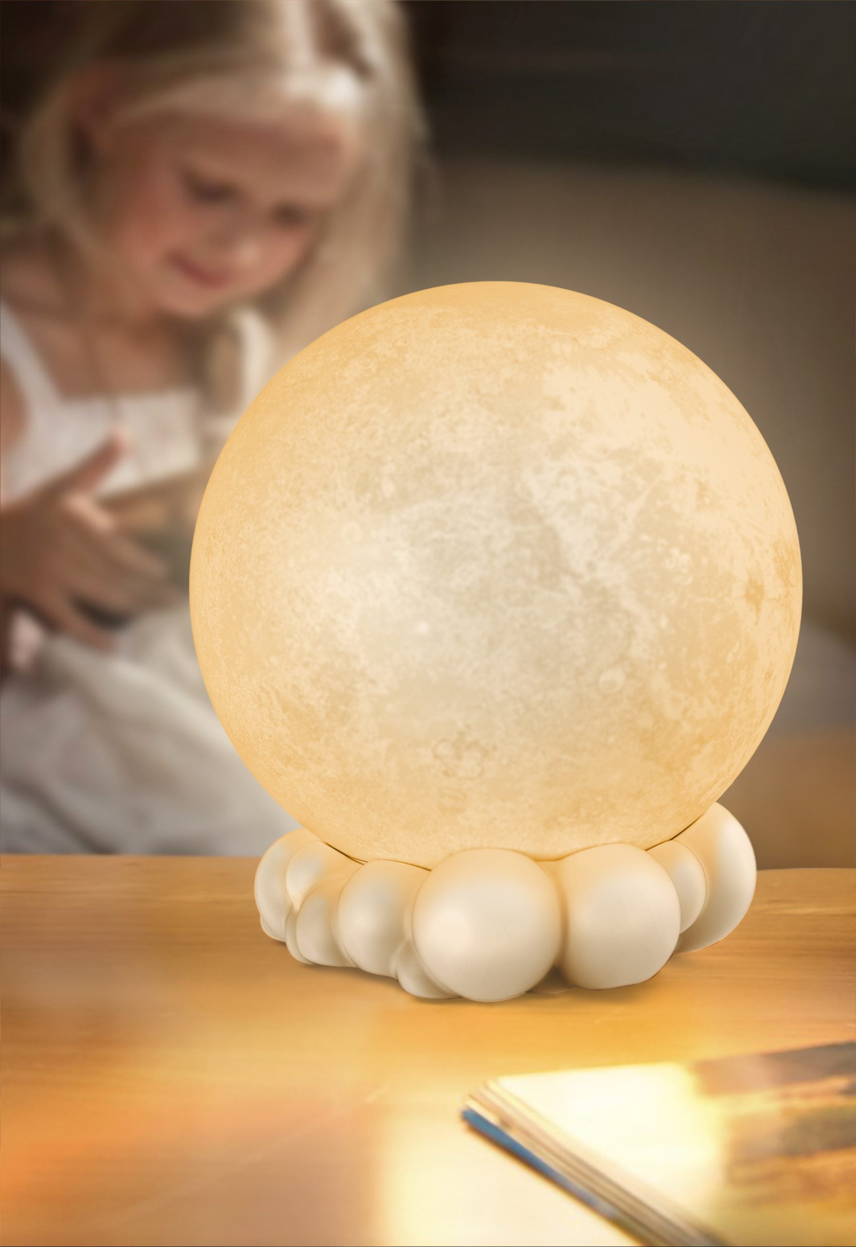 Lampka nocna z głośnikiem Yamann w kształcie księżyca na białej podstawce z kulkami