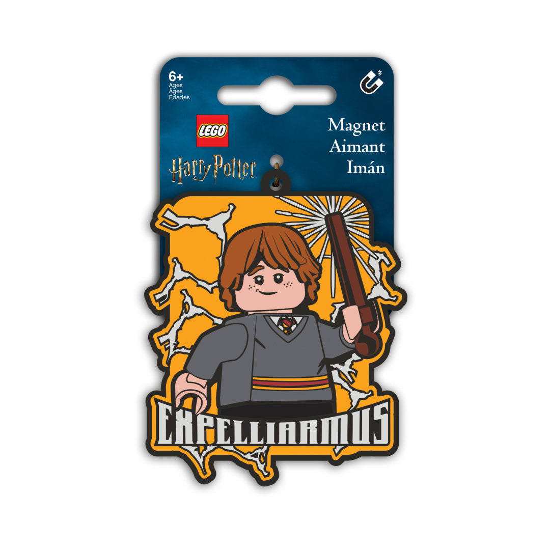 magnes LEGO Harry Potter Ron Weasley z różdżką i napisem Expelliarmus na tle błysków
