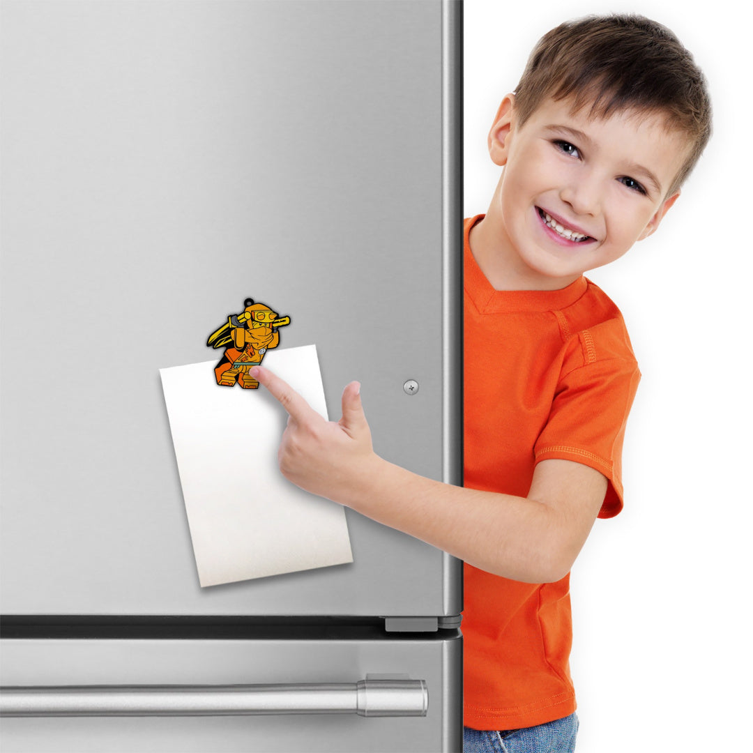 Magnes LEGO Ninjago Arin na lodówce trzyma kartkę, obok stoi uśmiechnięty chłopiec w pomarańczowej koszulce