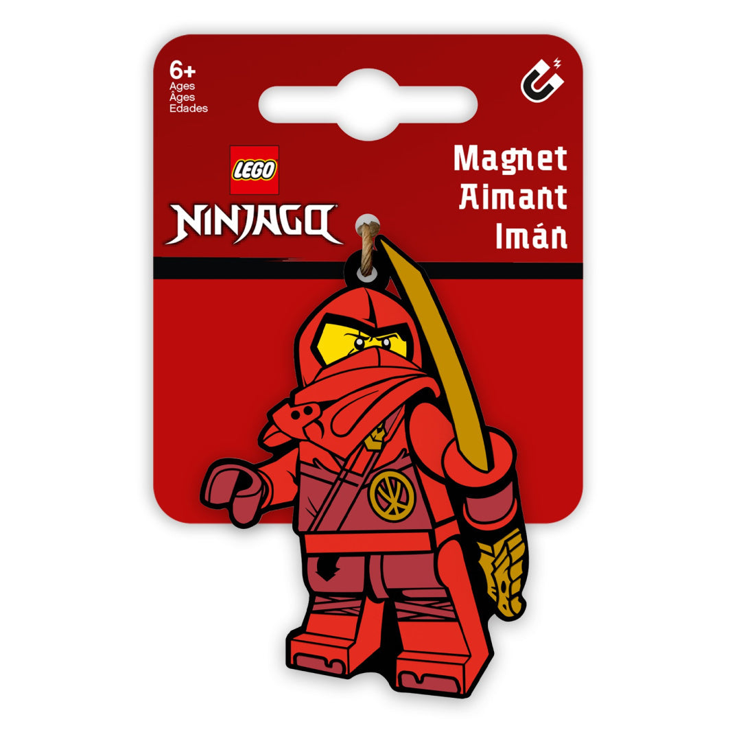 Magnes LEGO Ninjago Kai w czerwonym stroju z mieczem na czerwonym tle opakowania