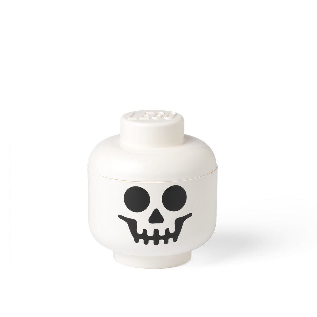 Pojemnik LEGO na zabawki w kształcie głowy LEGO z motywem czaszki na białym tle