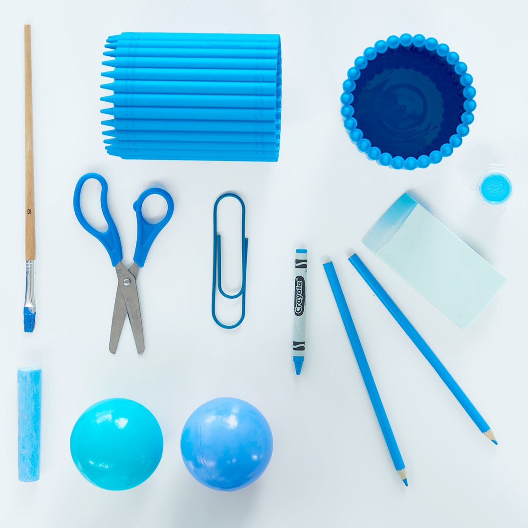 Przybornik Crayola fioletowy zawierający nożyczki, kredki, ołówek i inne przybory biurowe