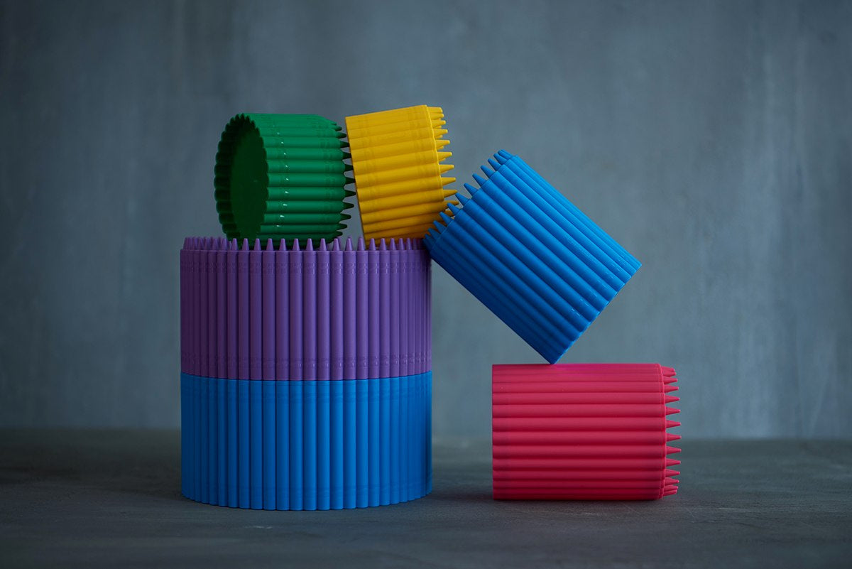 Mały przybornik Crayola różowy i inne kolorowe małe pojemniki na długopisy i przybory biurowe