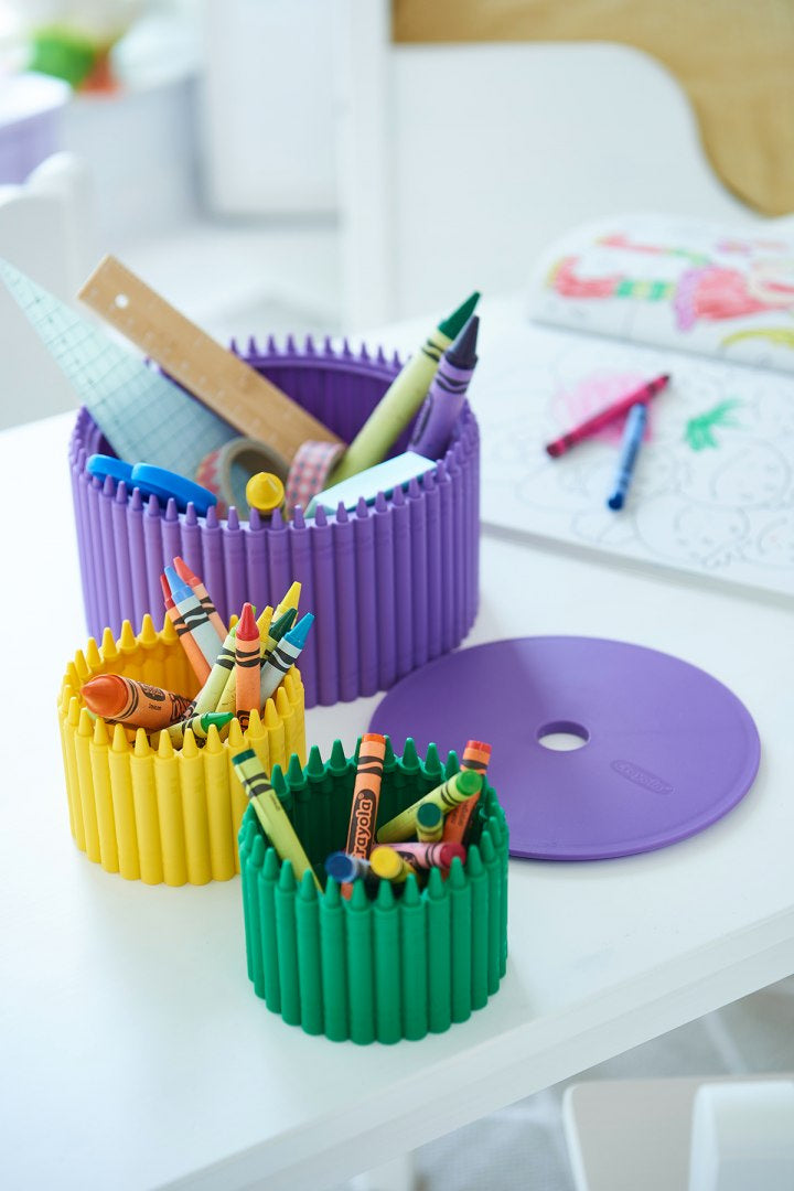 mały przybornik Crayola różowy z kolorowymi kredkami i przyborami na biurku