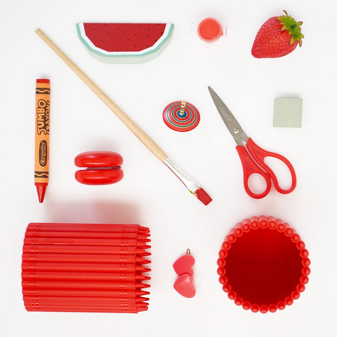mały przybornik Crayola różowy z nożyczkami, kredkami i pędzelkiem na białym tle