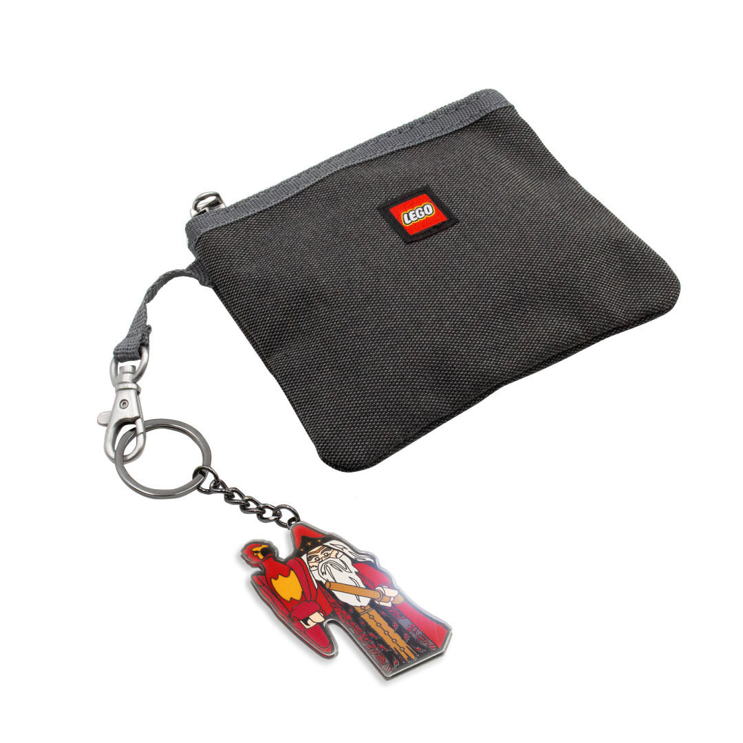 Brelok LEGO Harry Potter Dumbledore z motywem czarodzieja przyczepiony do szarej kieszeni