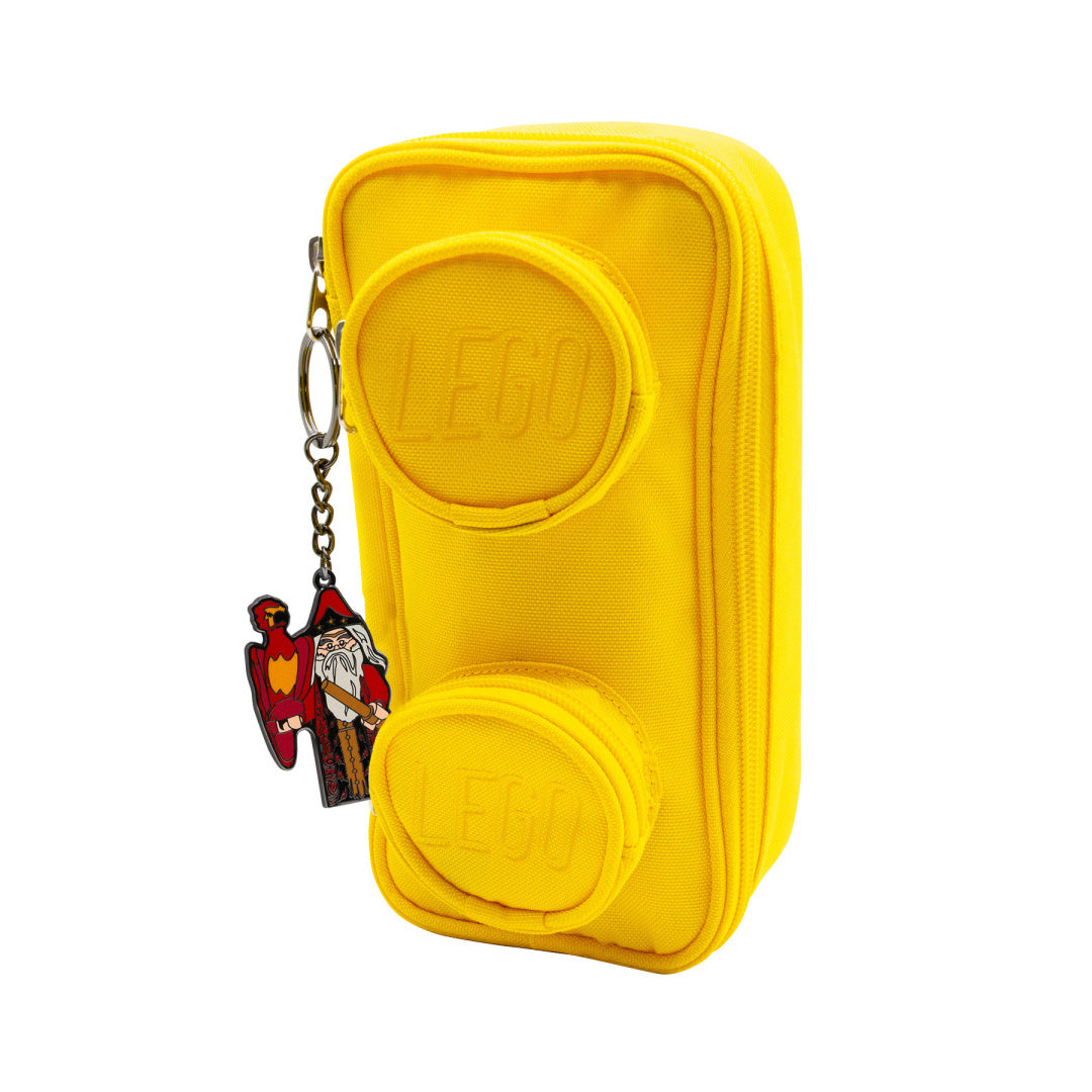 Żółta kosmetyczka LEGO z brelok LEGO Harry Potter Dumbledore przedstawiającym czarodzieja z sową
