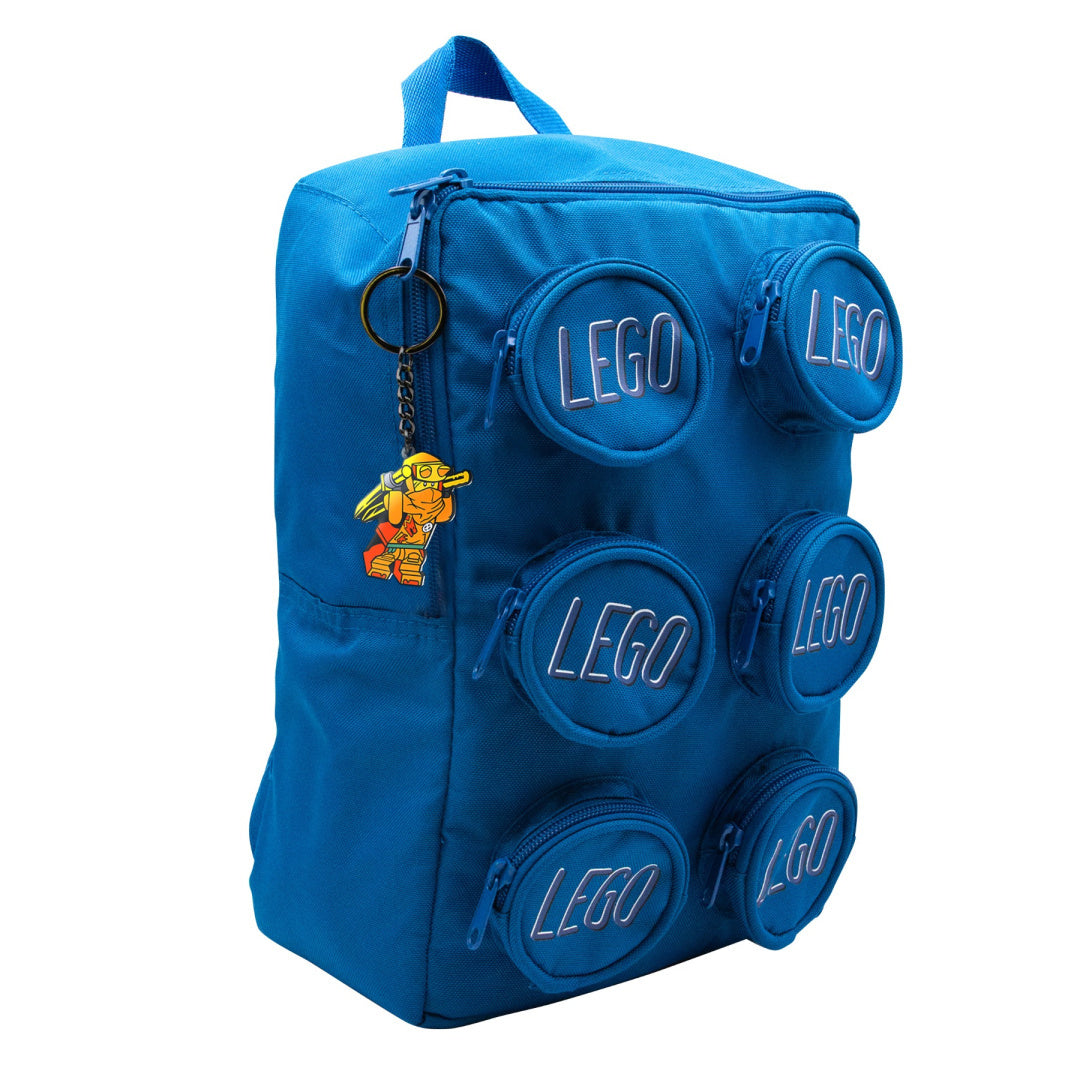 Niebieski plecak LEGO z brelok LEGO Ninjago Arin przypiętym do zamka
