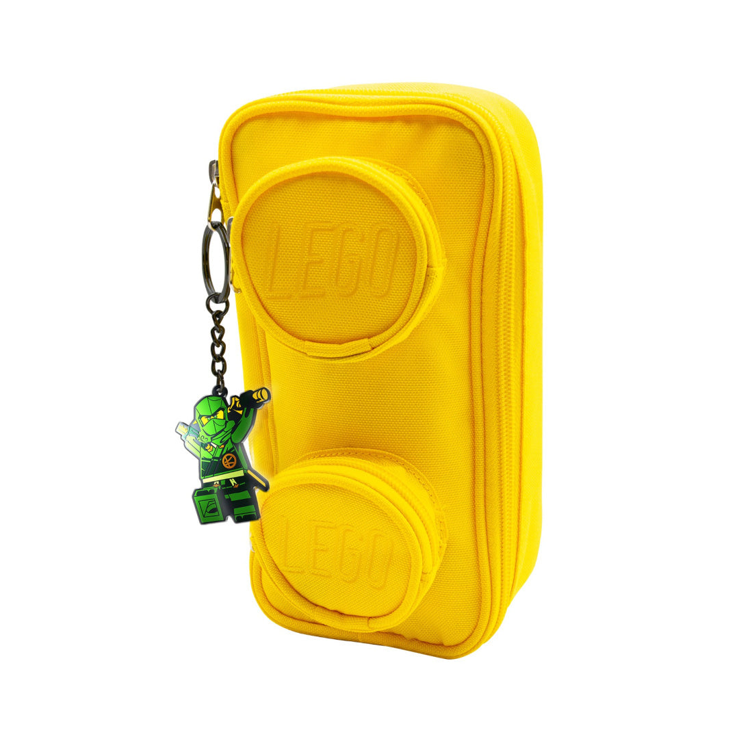 Żółty piórnik z brelokiem LEGO Ninjago Lloyd w kształcie minifigurki ninja