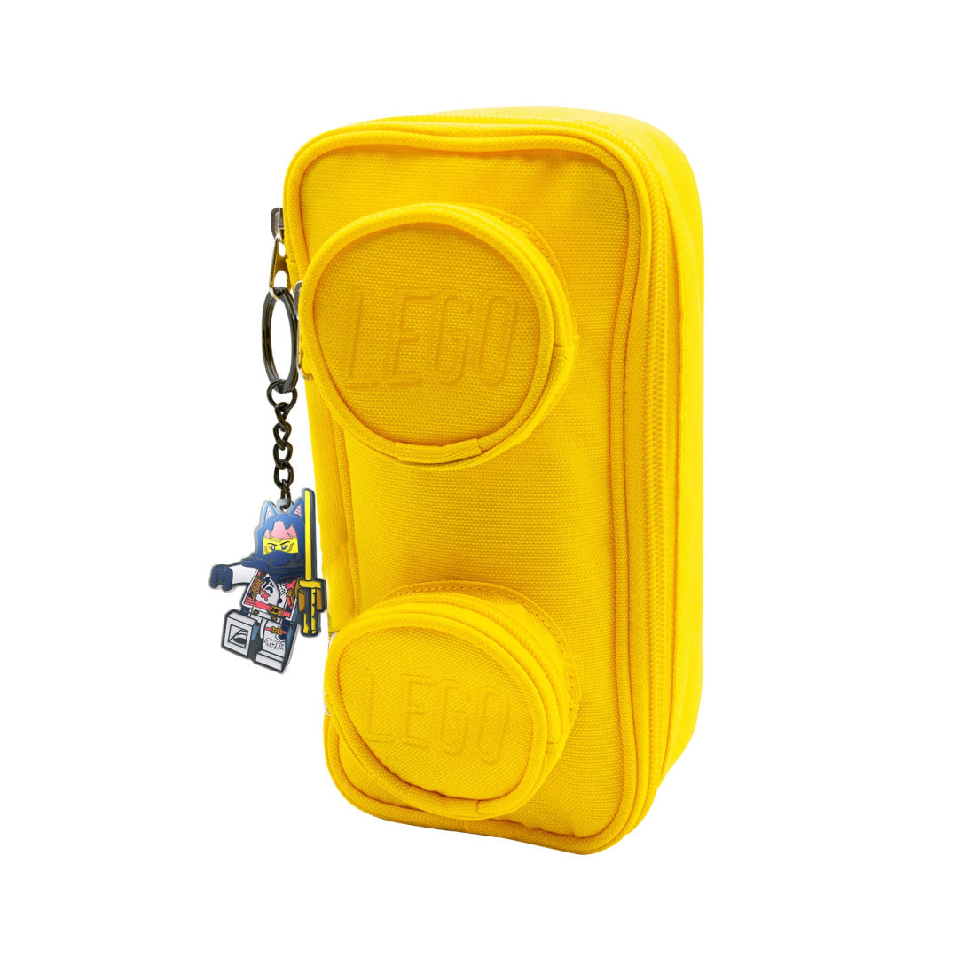 Brelok LEGO Ninjago Sora zawieszony na żółtym etui z dwoma okrągłymi kieszeniami