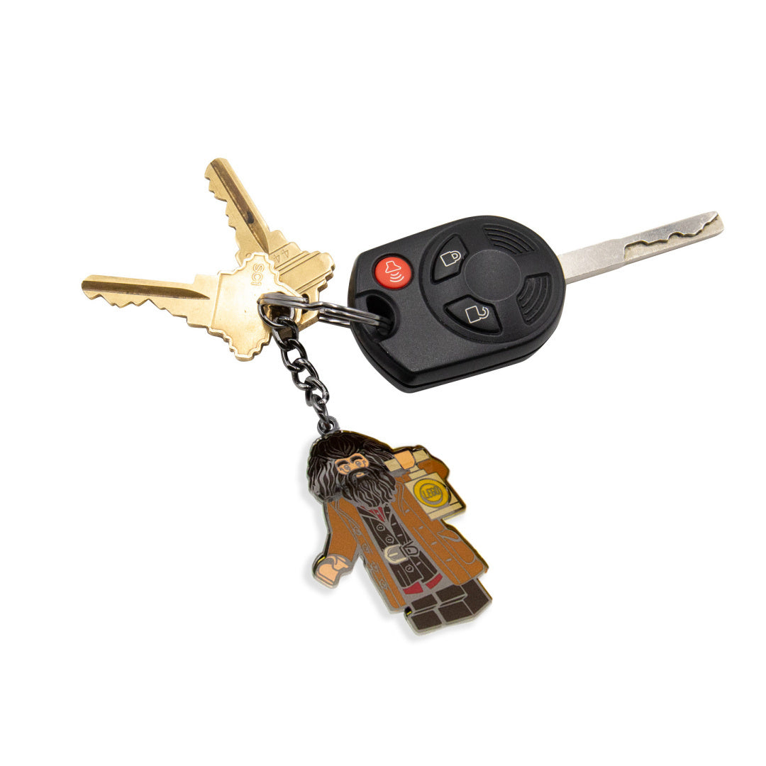 Metalowy brelok LEGO Harry Potter Hagrid z kluczami i pilotem do samochodu na białym tle