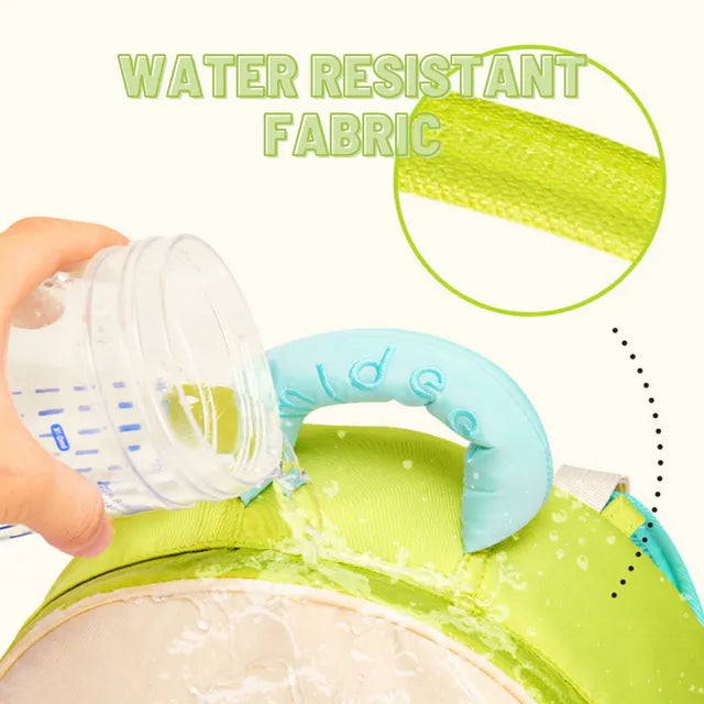 Mały plecak dla dziecka piesek z wodoodpornego materiału marki Mideer pokazujący odporność na zalanie