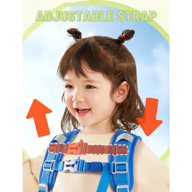 Mały plecak dla dziecka piesek z regulowanymi paskami noszony przez uśmiechniętą dziewczynkę