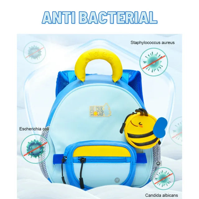Mały plecak dla dziecka piesek w kolorze niebieskim z antybakteryjną powłoką marki mideer