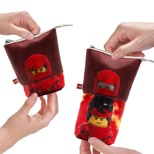 piórnik LEGO Ninjago Kai w czerwonym kolorze z motywem postaci Ninjago i zamkiem błyskawicznym
