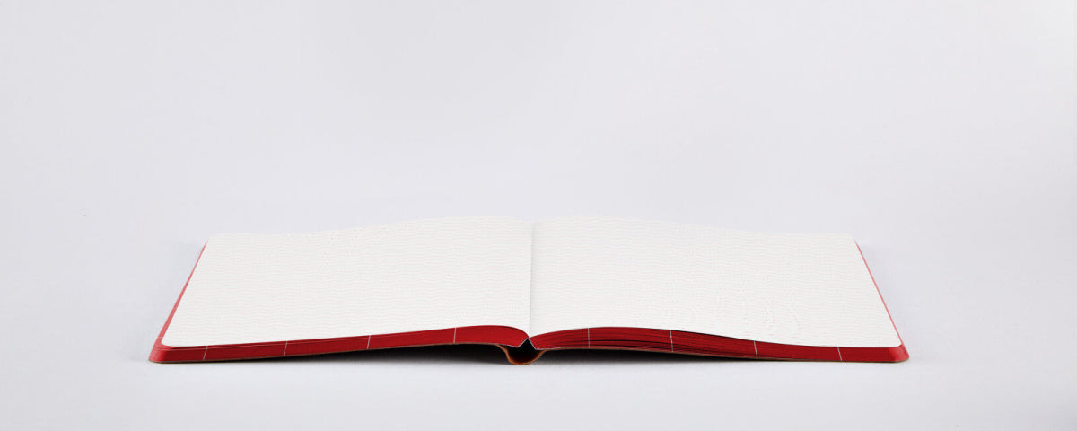 Notatnik czerwony linia otwarty na czystych białych kartkach na białym tle