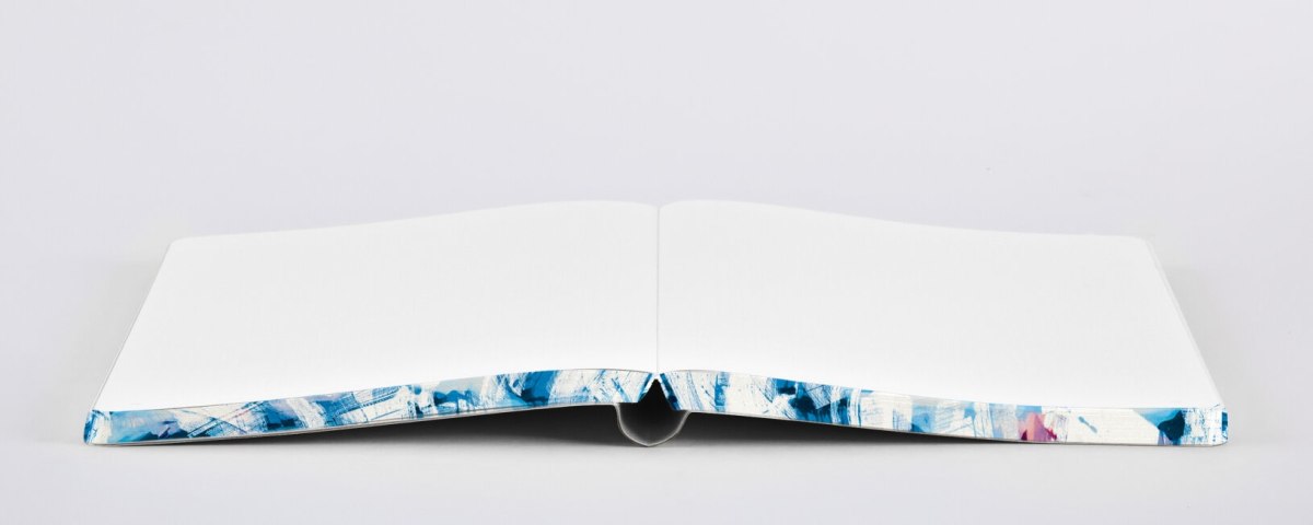 Otwarty notatnik artystyczny L z białymi kartkami i kolorową okładką od BV JACOB COMPANY