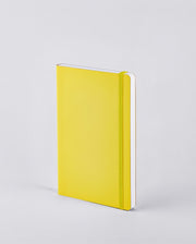 Notatnik żółty z elastyczną gumką do zamykania i białymi stronami na biurko