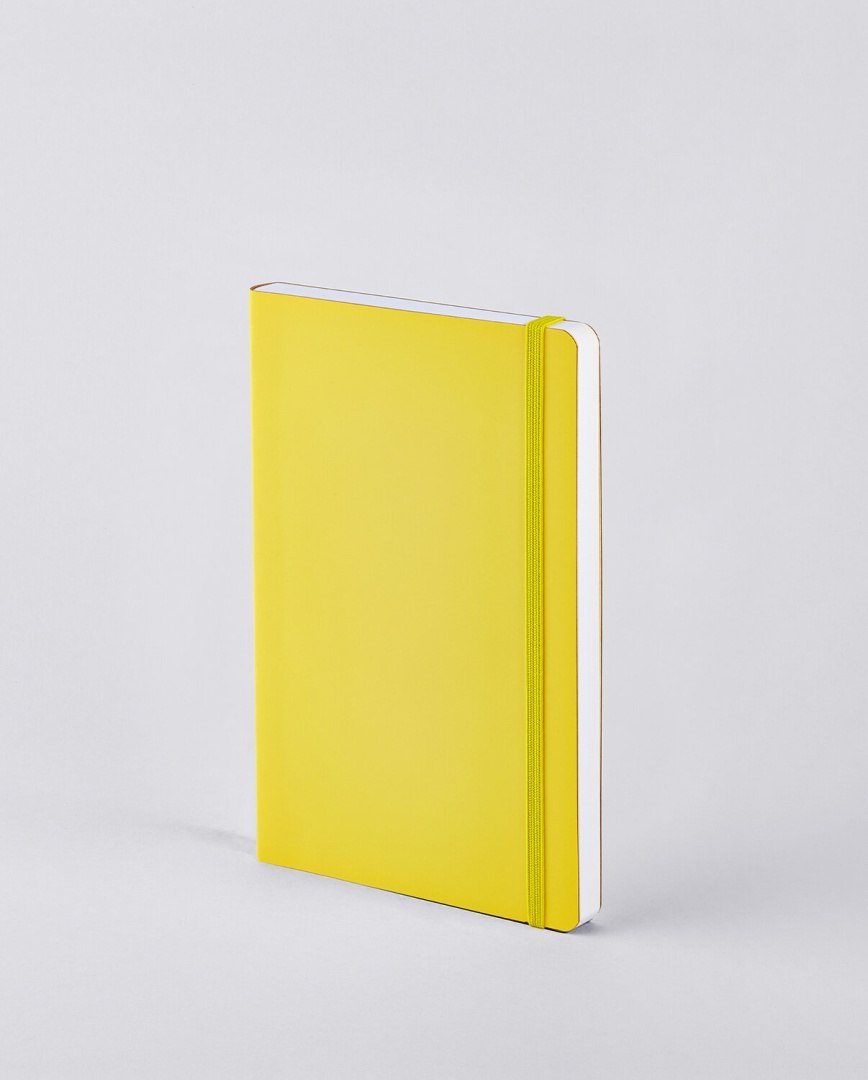 Notatnik żółty z elastyczną gumką do zamykania i białymi stronami na biurko