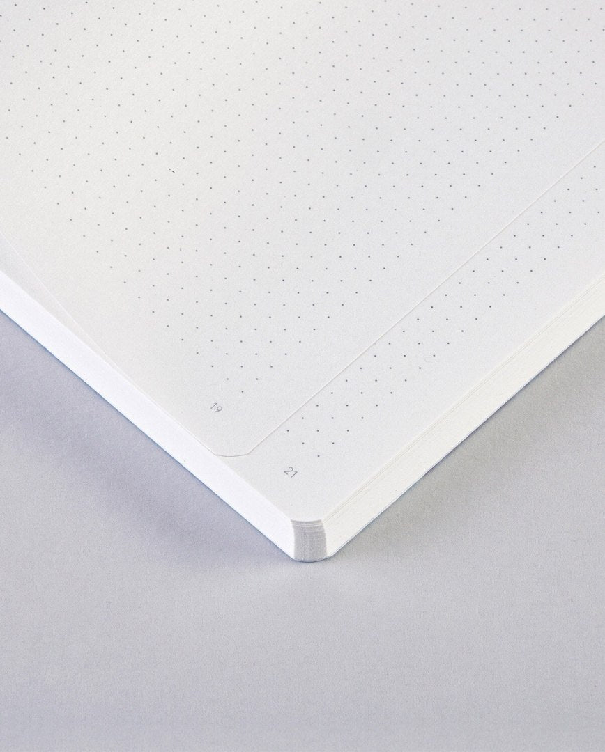 Notatnik Flow M Blue Lake z kropkowanymi kartkami i białą oprawą od BV JACOB COMPANY