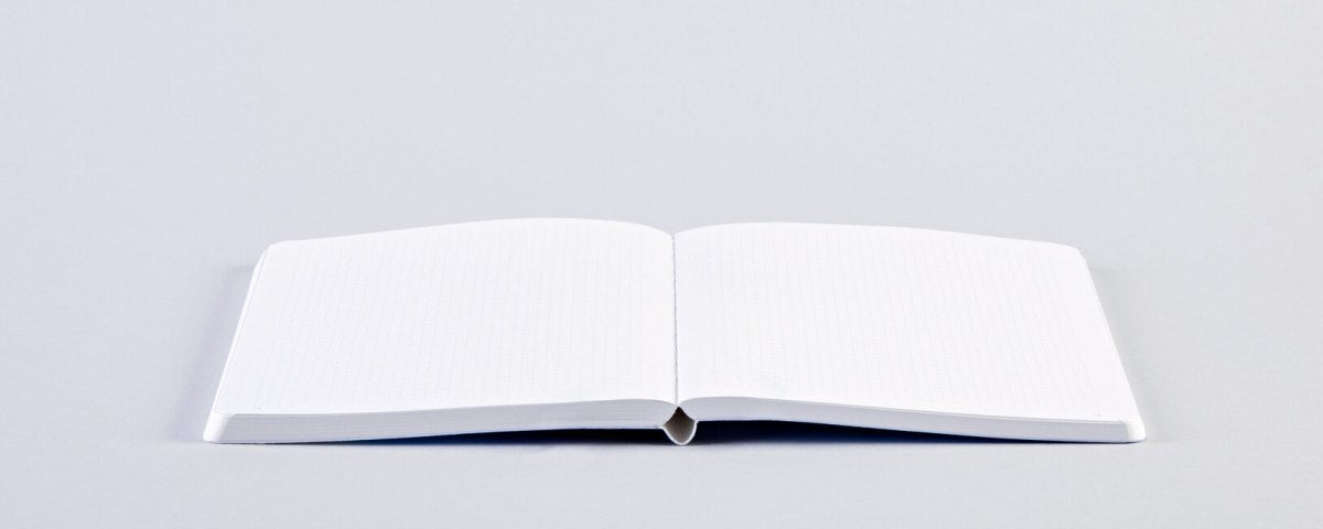 notatnik Flow M Blue Lake otwarty na płasko z białymi kartkami i delikatną liniaturą