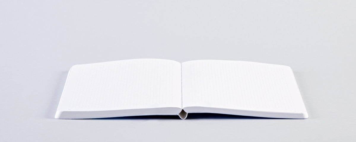 Otwarty notatnik artystyczny Wild Raindrops z pustymi kartkami na jasnym tle