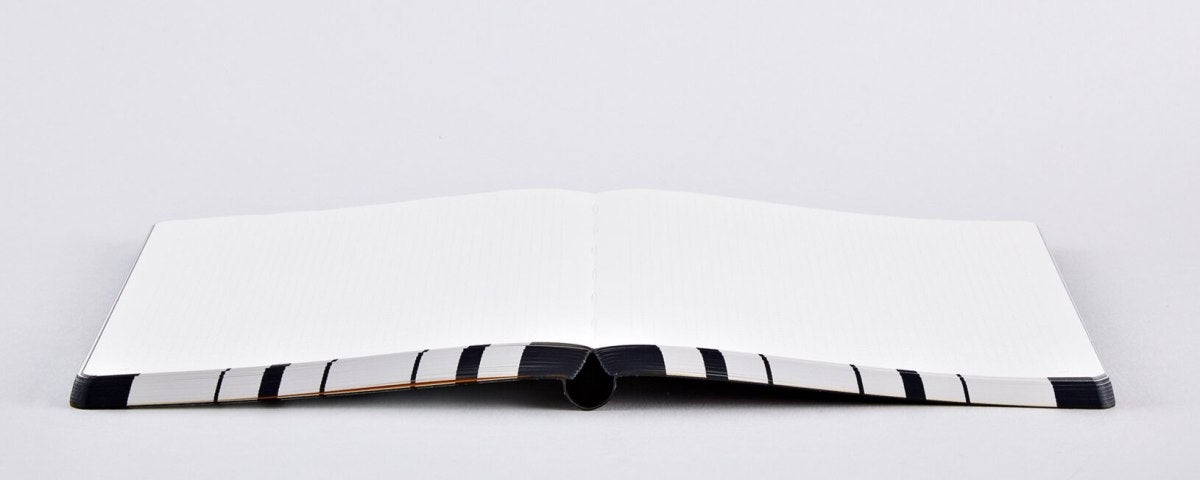 Otwarty notatnik Bang Head Here z elastyczną oprawą firmy BV JACOB COMPANY na białym tle