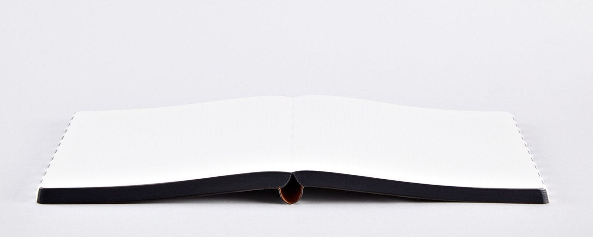 Otwarty notatnik graficzny Bonnie z czarną oprawą na białym tle