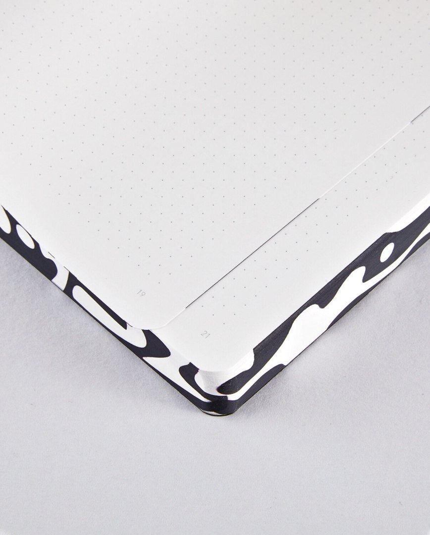 Notatnik graficzny L z kropkowanymi stronami i czarno-białą okładką od BV JACOB COMPANY