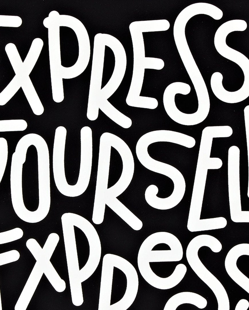 Czarno biały notatnik kreatywny z napisem express yourself na okładce