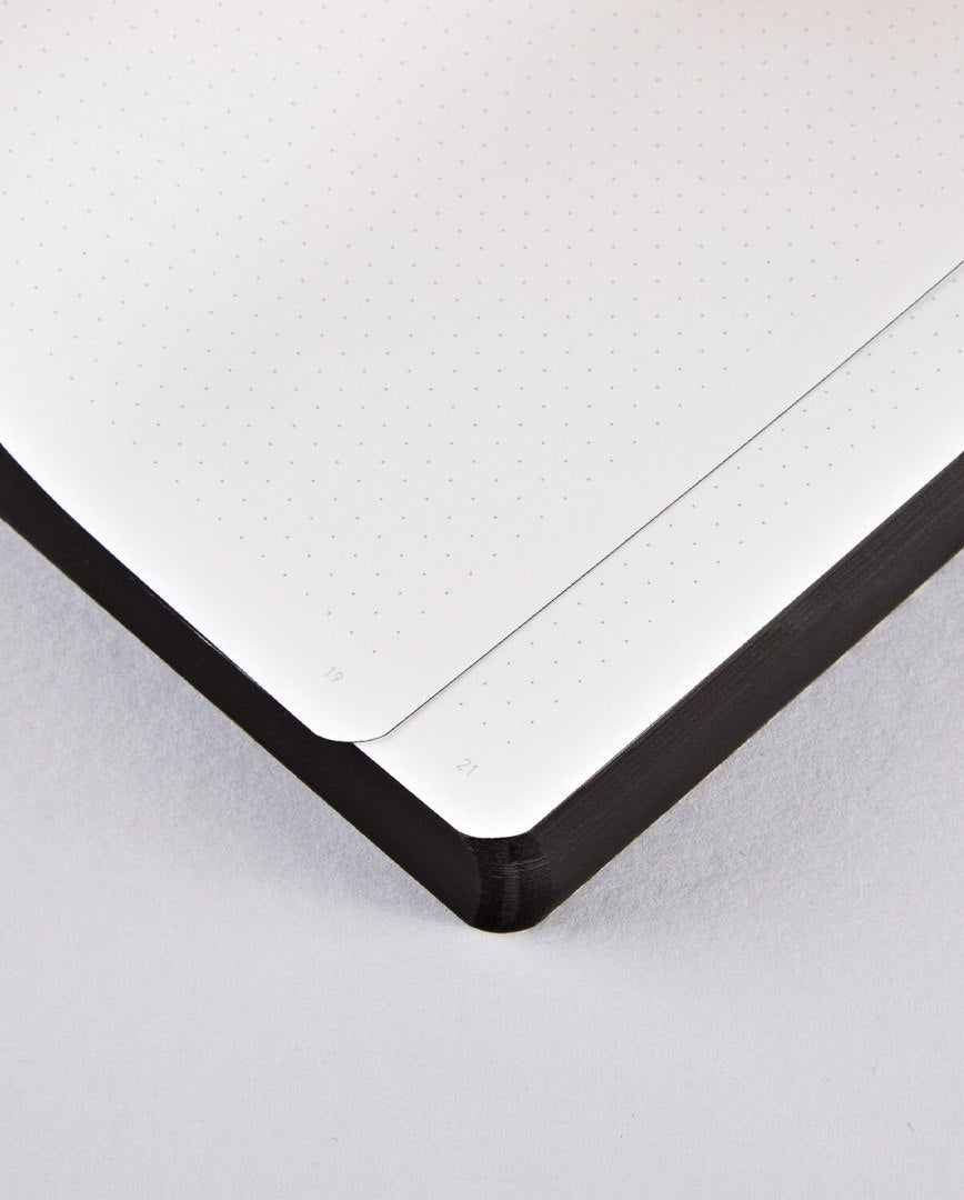 Notatnik kreatywny z czarną okładką i białymi kartkami w kropki do pisania i szkicowania