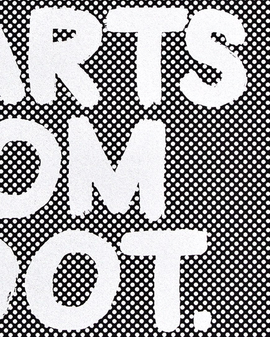 Notatnik Everything Starts From A Dot z białym napisem na czarnym tle w kropki