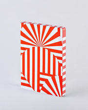 Notatnik graficzny L Fancy Fans z czerwono-białym geometrycznym wzorem od BV JACOB COMPANY
