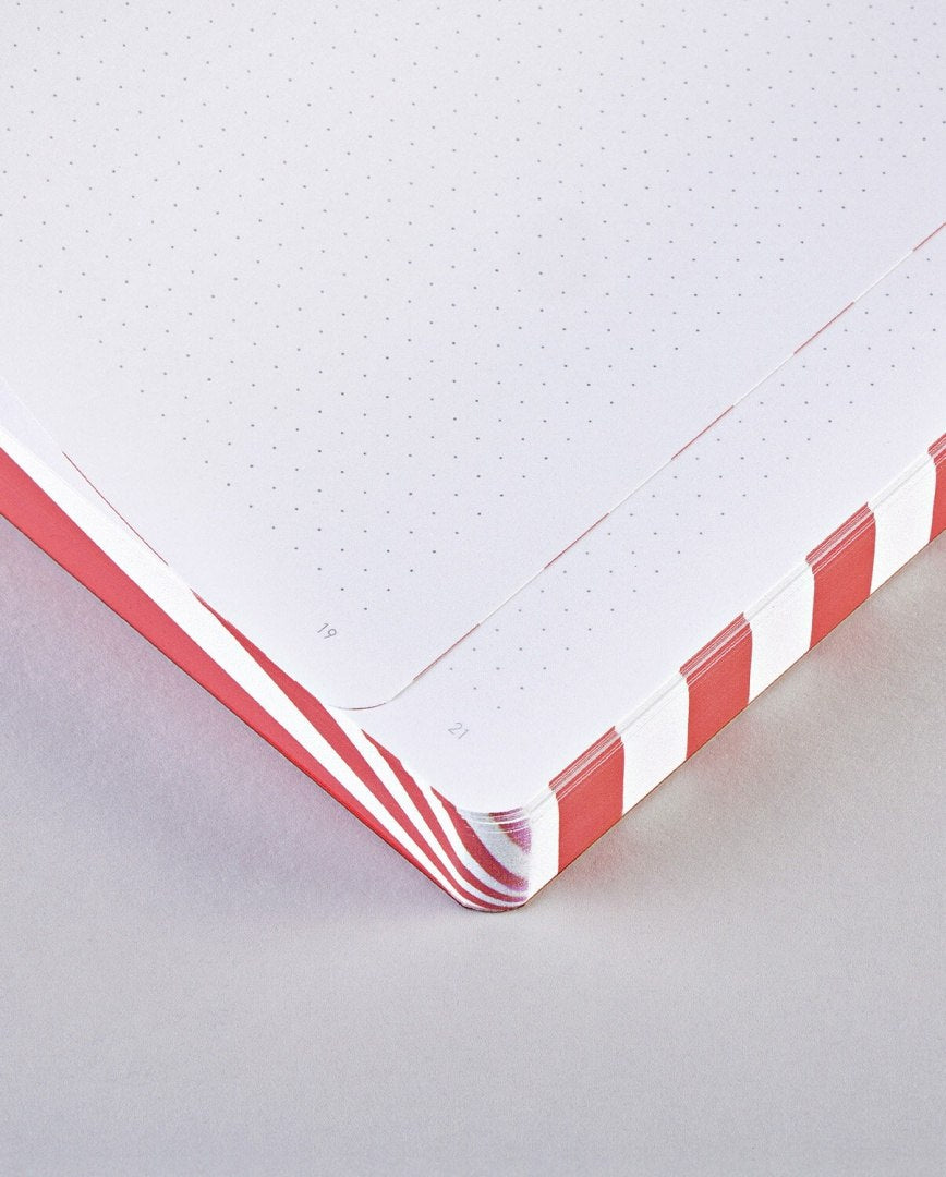 Notatnik graficzny L Fancy Fans z czerwono-białą paskowaną okładką i kropkowanymi stronami