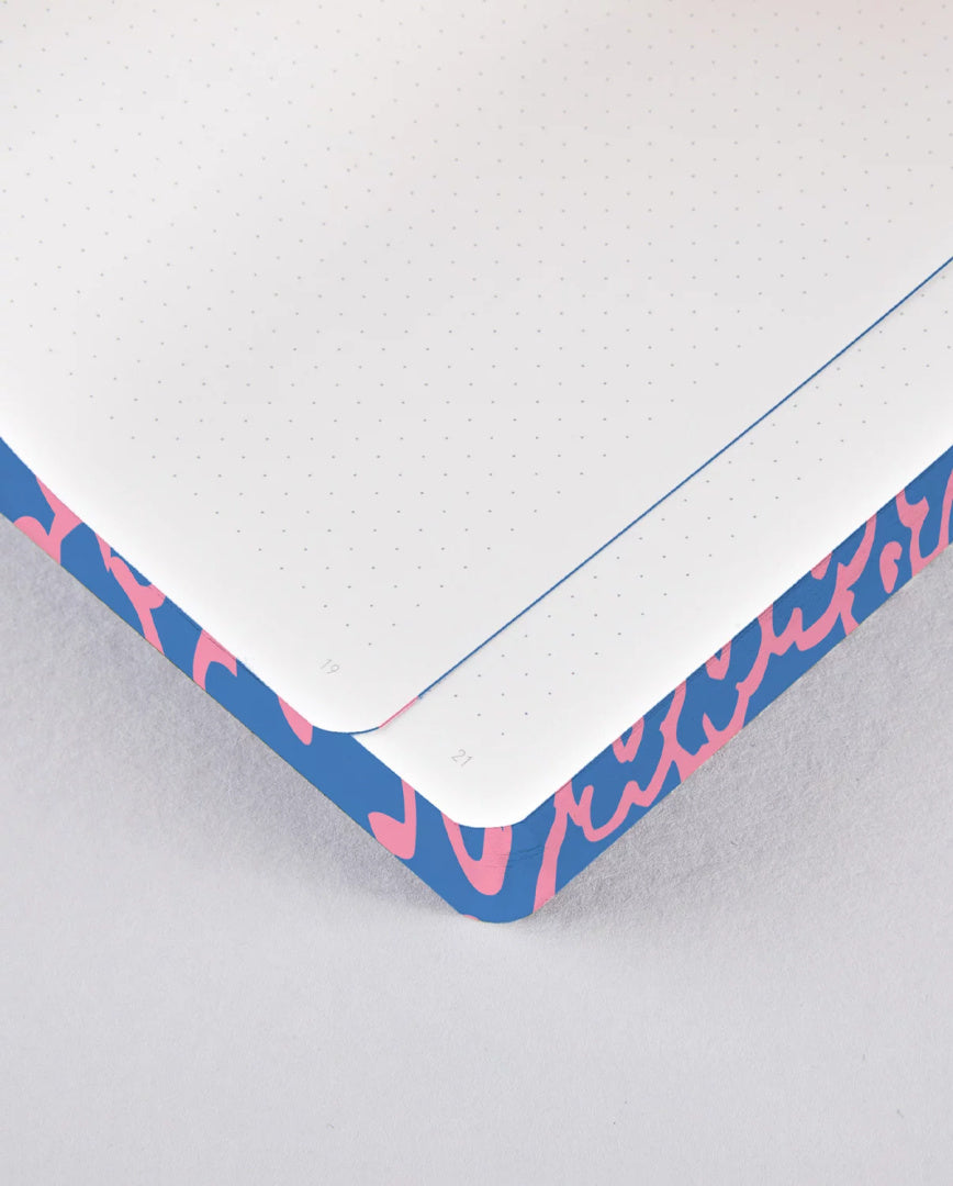 Notatnik kwiatowy marki BV JACOB COMPANY z ozdobną okładką w różowe kwiaty i kropkowanymi kartkami