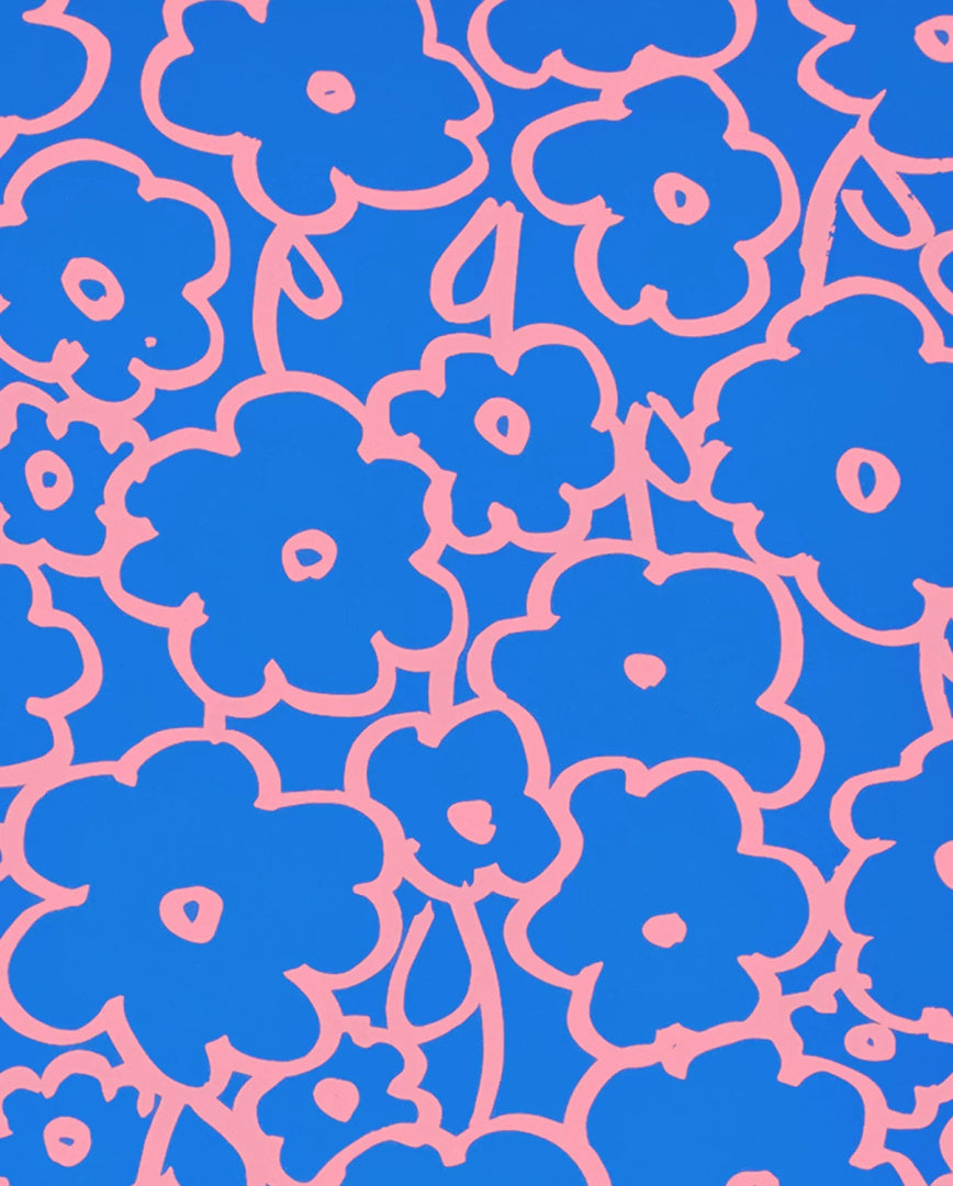 Notatnik kwiatowy z niebieskimi kwiatami na różowym tle w stylu graficznym