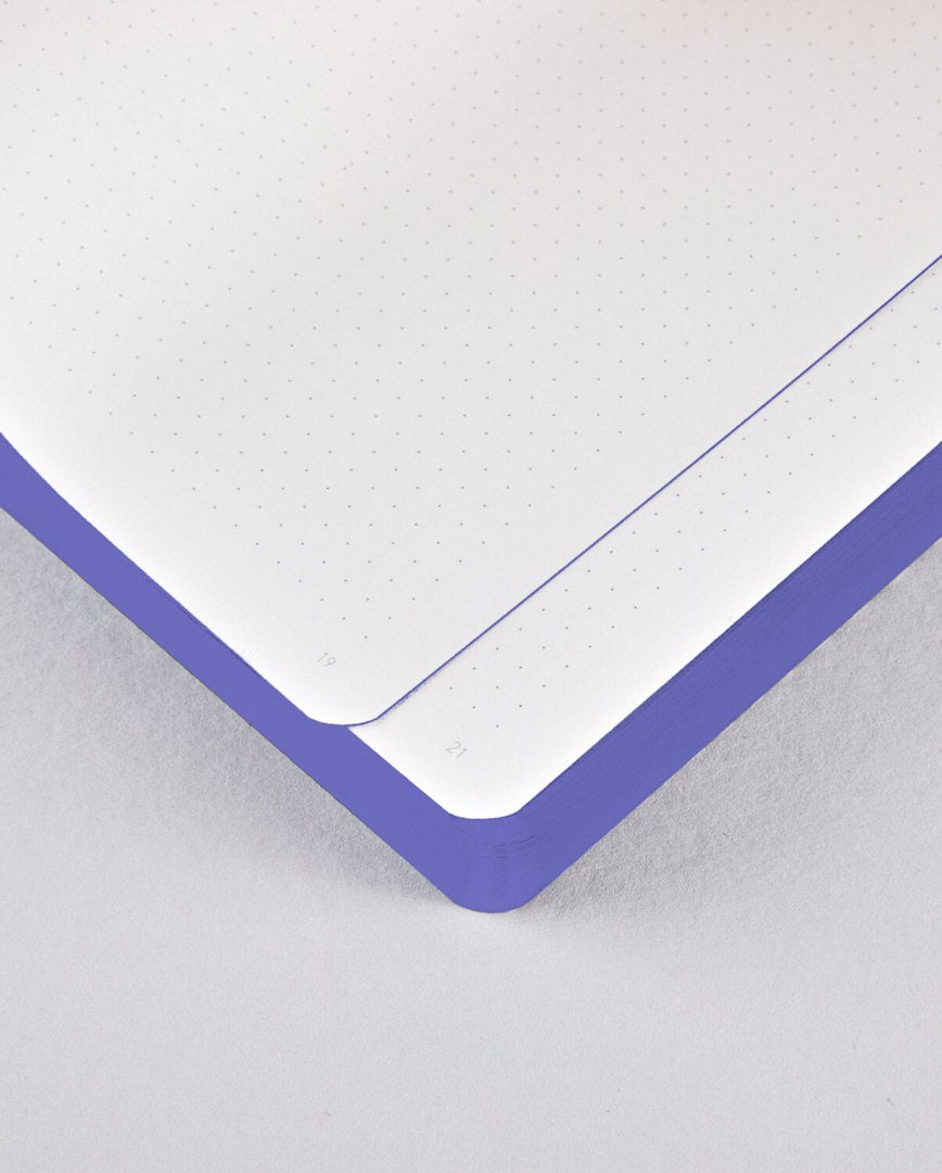 Biały notatnik graficzny na pomysły z fioletową okładką i kropkowanymi kartkami od BV JACOB COMPANY