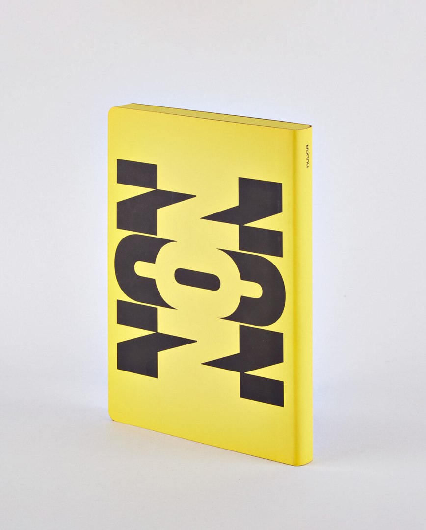 Żółty notatnik Oui Oui marki BV JACOB COMPANY z czarnym dużym nadrukiem na okładce