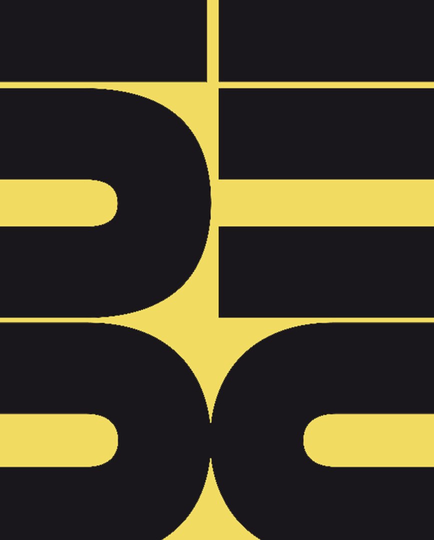 Okładka notatnika Oui Oui z dużym czarnym geometrycznym wzorem na żółtym tle