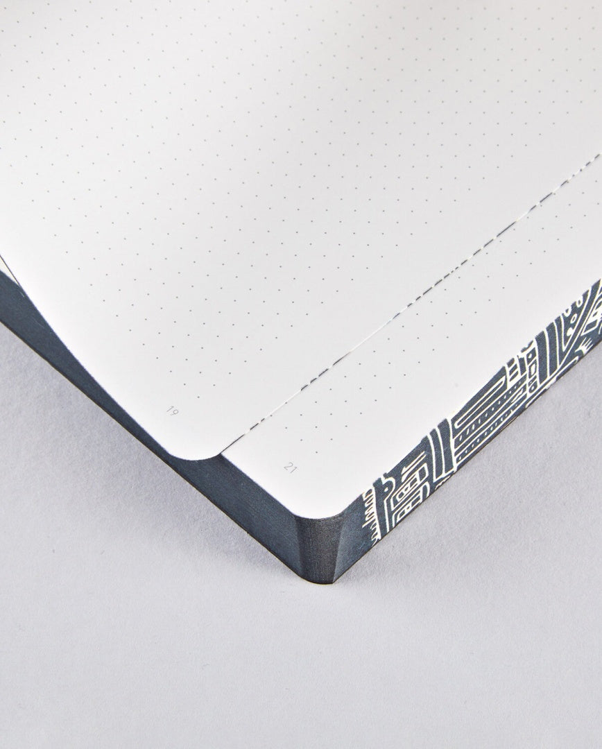 Notatnik Graphic L Paris z kropkowanymi stronami i ozdobnym czarnym grzbietem